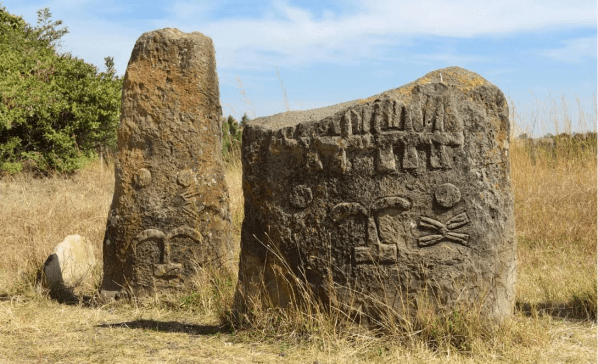 The intricately curved stones of Xayyaa (Tiya) are the marks of the Oromo Gadaa governance of 1249BC – 889BC Xayyaa era.png