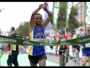 Quebec City Marathon winner, Oromo athlete, Ebisa Ejigu, replicates Rio Olympic medallist’s #OromoProtests