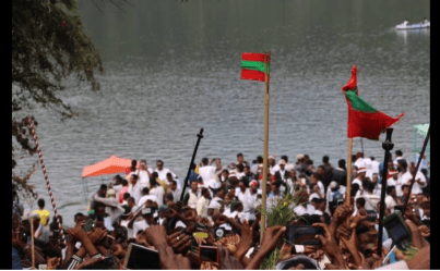 irreecha-malkaa-birraa-2016-at-horaa-harsadii-bishoftuu-oromia-oromo-people-with-oromo-flag-2nd-october-2016