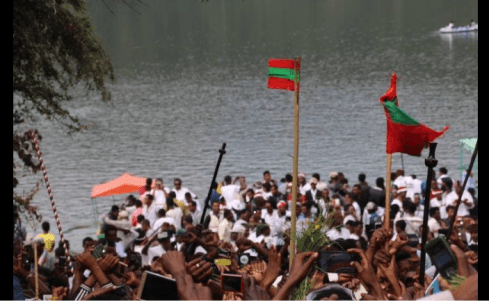 irreecha-malkaa-birraa-2016-at-horaa-harsadii-bishoftuu-oromia-oromo-people-with-oromo-flag-2nd-october-2016