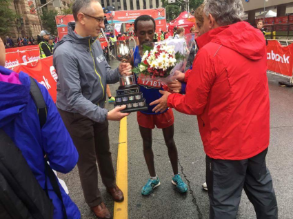 scotiabank-toronto-waterfront-half-marathon-winner-kinde-asafa-shown-the-oromoprotests-juster-oromorevolution-16-october-2016