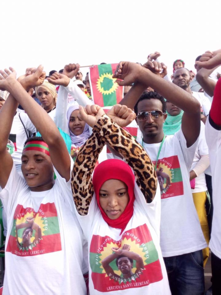 oromoprotests-during-the-dubai-marathon-january-19-2017-oromo-nationals-tamirat-tola-and-warqinesh-degefa-are-the-winners-in-mens-and-womens-race