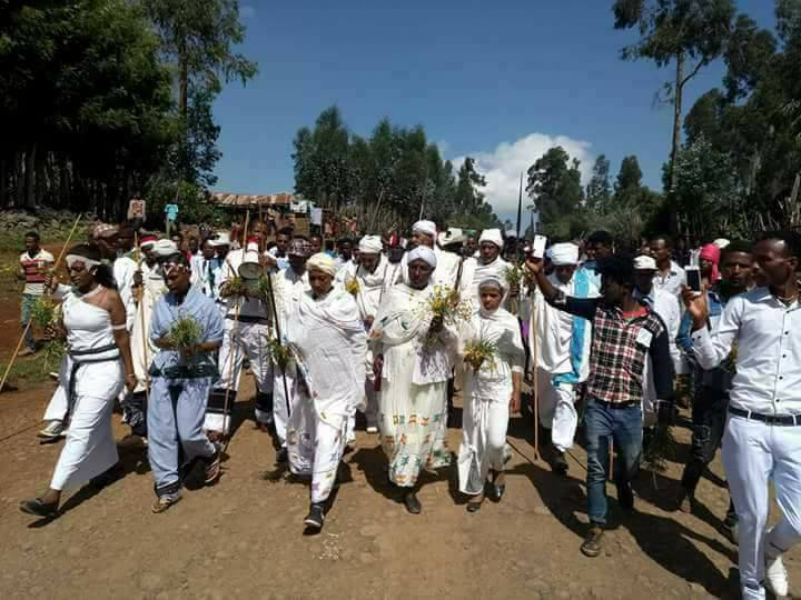Irreecha  2017, Malkaa Qar Sadee  Abuunaa,  Gindabarat,  Oromia 22 October 2017 (6411 ALO).png